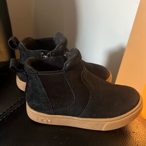AMAZING CONDITION- UGG TODDLER BOY FALL/SHORT BOOT SIZE 9